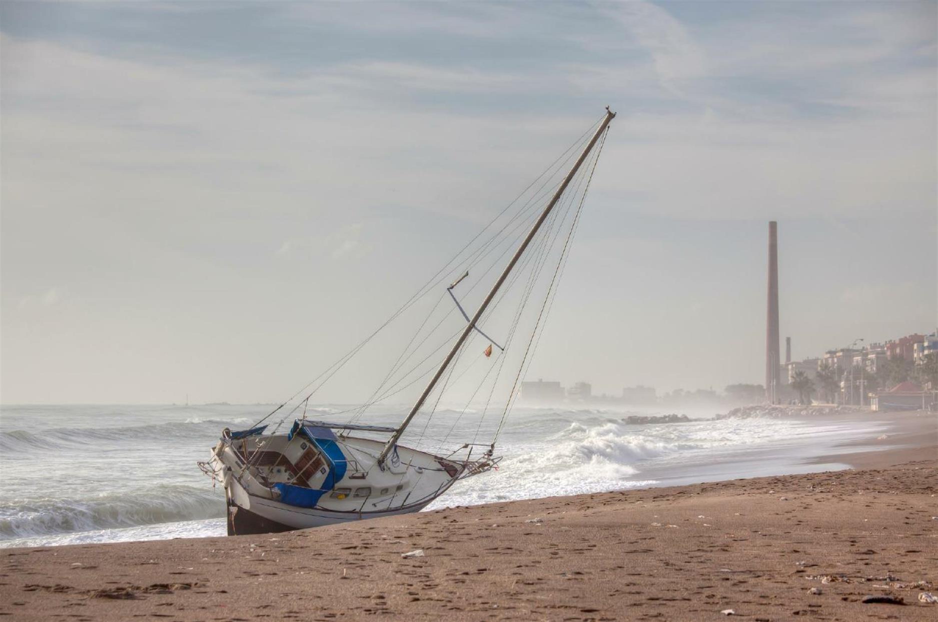Ein kleines Segelboot strandete im osten von Malage bei einem Sturm.